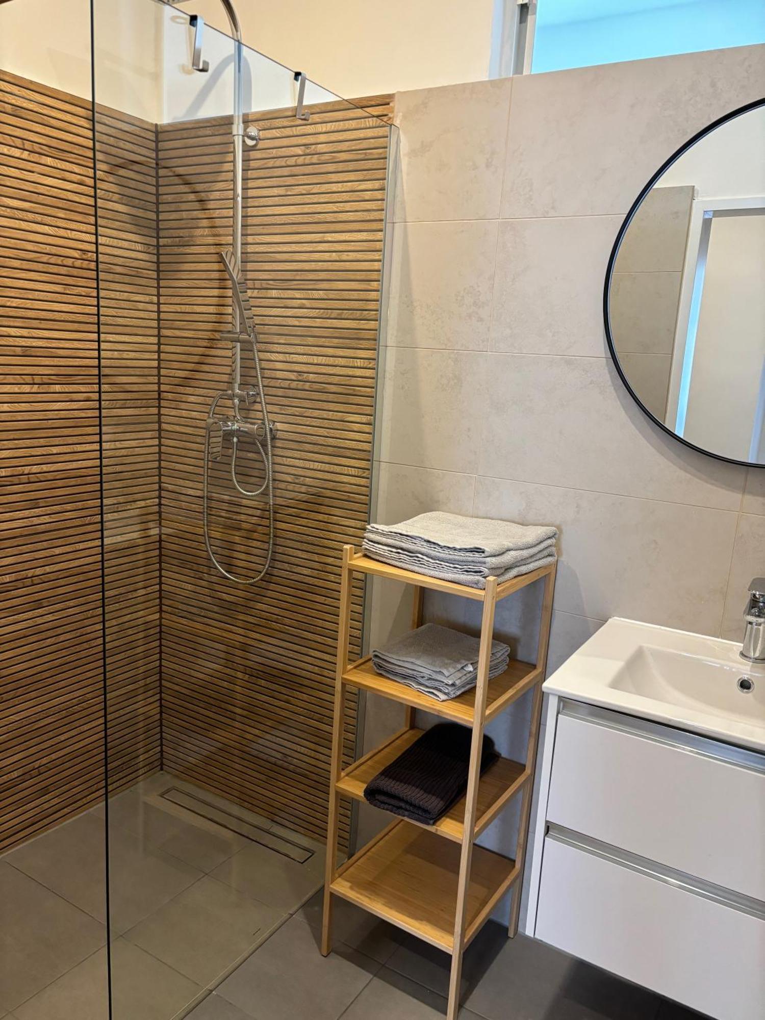 Traumhafte Wohnung Fuer 3, Grosszuegig, Walk In Dusche Vienna Luaran gambar